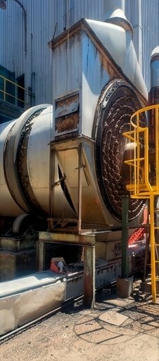 Equipo industrial de gran porte con escalera de acceso