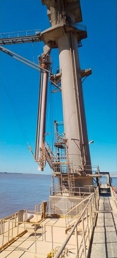 Estructura de carga en terminal portuaria sobre el río