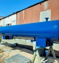 Tanque cilíndrico azul sobre caballetes